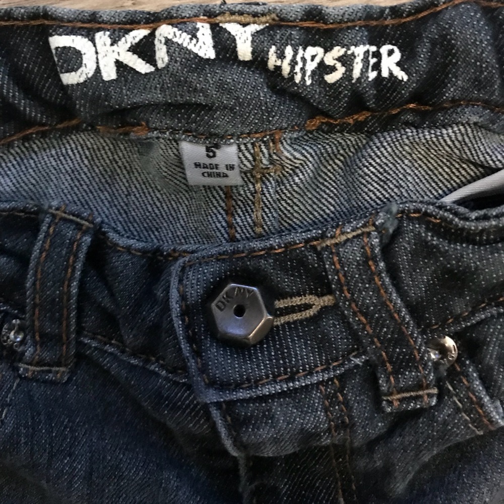 Boys DNKY skinny jeans with patches - Picture 2 of 3